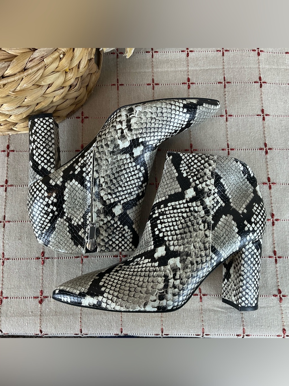 Marc Fisher “Unno” Snakeskin Embossed Ankle Boots Pointed Toe Heeled Bootie 6.5 - Picture 5 of 6